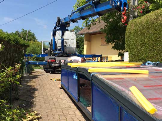 photo grue pose abris de piscine AD PISC'indoor