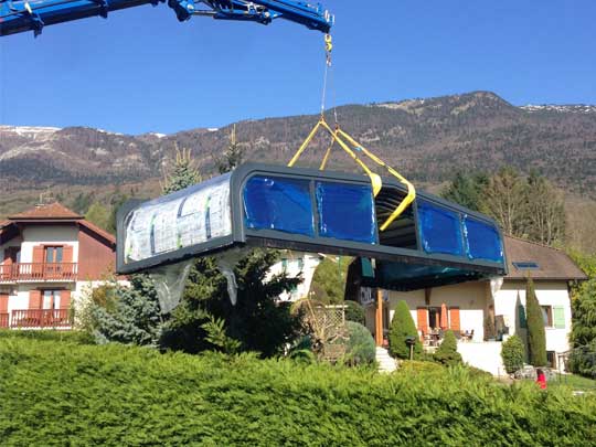 photo pose abris à l'aide d'une grue AD PISC'indoor